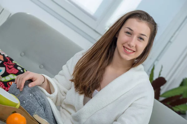 Schöne junge Frau im weißen Bademantel — Stockfoto