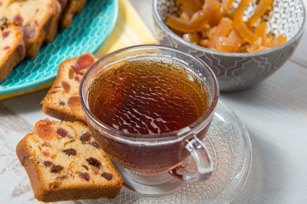 Tazza di tè con torta di frutta secca — Foto Stock