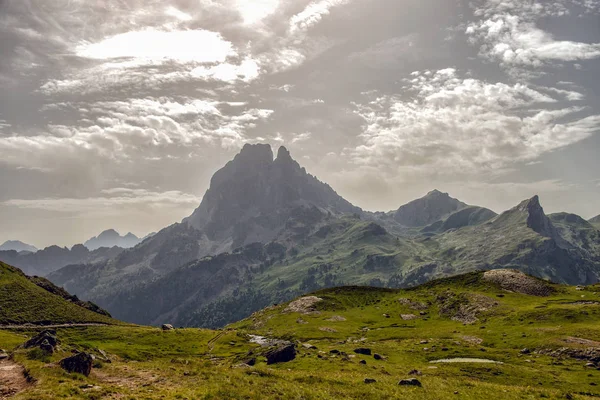 Blick auf den pic du midi d 'ossau in den französischen Pyrenäen — Stockfoto