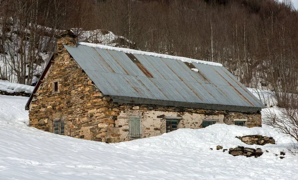 雪の風景の納屋 — ストック写真