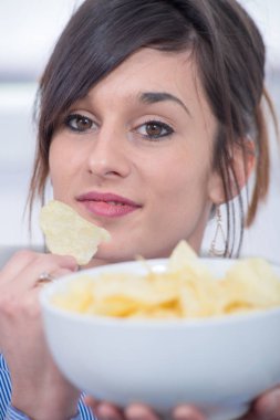 genç esmer kadın cipsi yemek