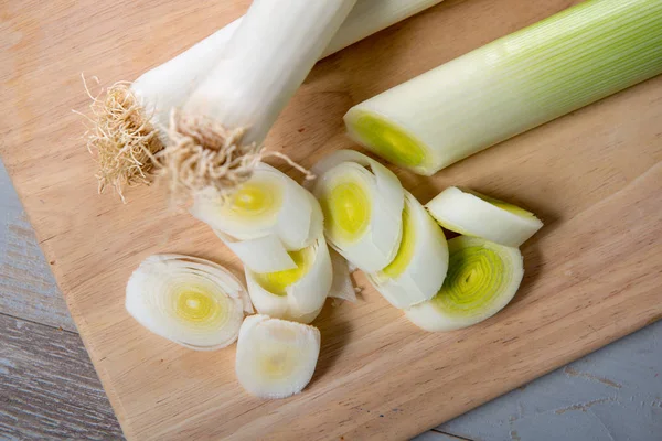 Purjolök skuren i skivor på planka — Stockfoto