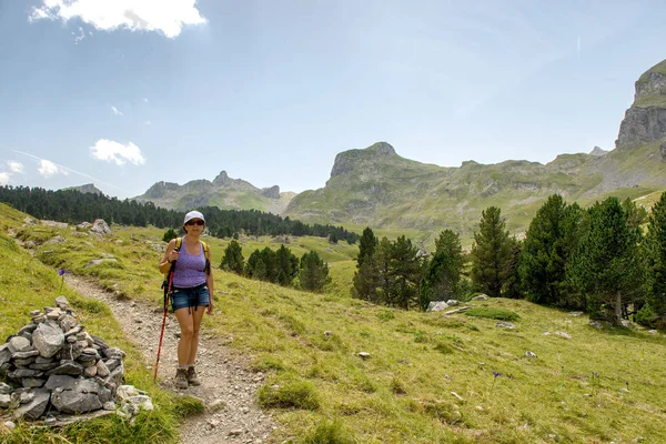 Femme mûre randonnée dans les Pyrénées — Photo