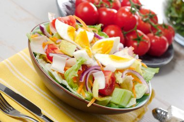 Tabak sebze salatası yumurta