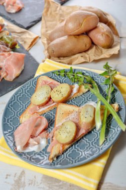 dilim jambon ve mavi tabak patates