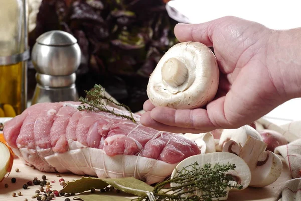 Voorbereiding van ongekookt geroosterd varkensvlees met champignons — Stockfoto