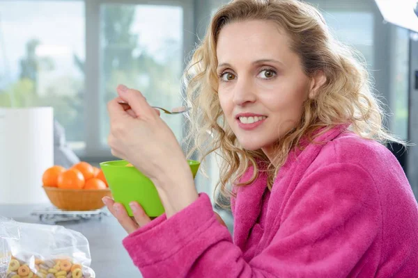 Blonde Frau isst morgens Getreide — Stockfoto