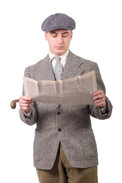 Jovem em roupas vintage com chapéu, lendo um jornal, 1940 — Fotografia de Stock