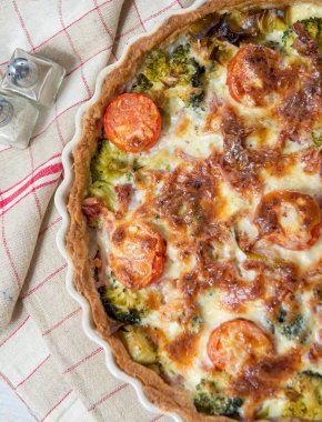 brokoli, peynir ve domates, havlu ile kiş