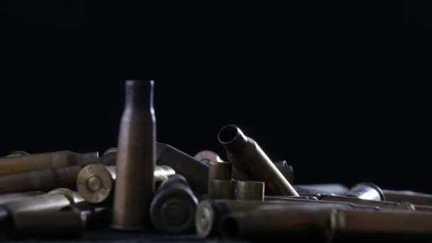 Geschosse Munition Platziert Auf Einem Schwarzen Tisch — Stockvideo