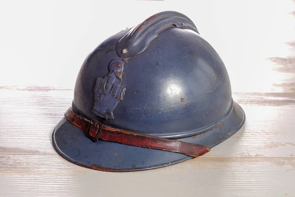 Franse militaire helm van de eerste Wereldoorlog op de houten tabl — Stockfoto