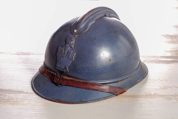 Casco militar francés de la Primera Guerra Mundial en la mesa de madera —  Fotos de Stock