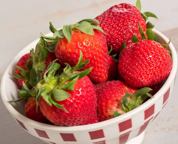 Nahaufnahme einer Schüssel Erdbeeren — Stockfoto