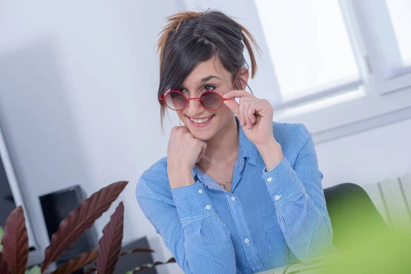 Mooie jonge brunette vrouw met blauwe shirt — Stockfoto