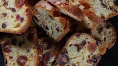 lezzetli kurutulmuş meyve pasta dilimlenmiş