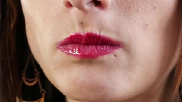 女性食事のチップは口のクローズ アップ — ストック動画