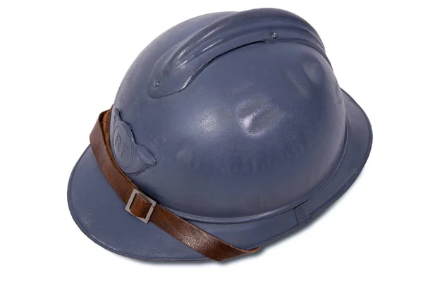 Francouzská vojenská helma z první světové války izolované na bílém — Stock fotografie