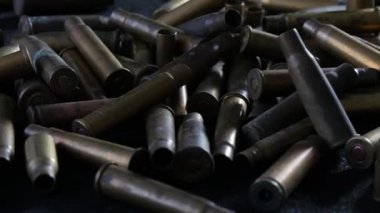 Madde işaretleri, cephane, siyah bir masanın üzerine yerleştirilen
