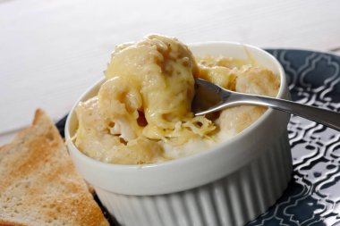 Mavi plaka peynirli karnabahar graten