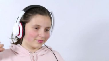 gülümseyen genç kız istening müzik ve dans