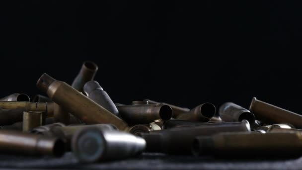 Кулі Боєприпаси Розміщені Чорному Столі — стокове відео