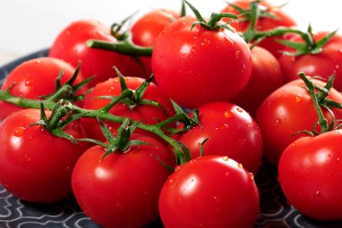 kiraz domates mavi çanak üzerinde üzüm