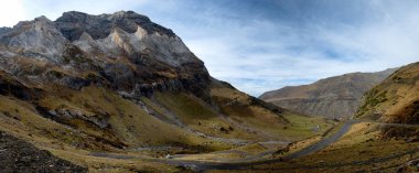 küçük yol ile Pyrenees dağ manzarası
