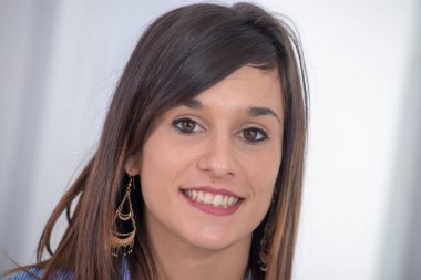 güzel genç esmer kadın
