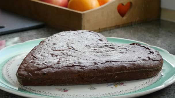 Herzförmige Schokoladenkuchen — Stockvideo