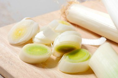 ahşap tahta dilimler halinde kesip pırasa