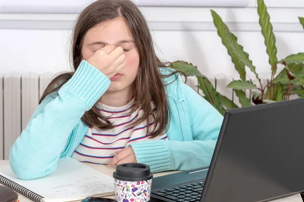 Znudzony Nastoletni Dziewczyna jest odrabianie pracy domowej — Zdjęcie stockowe