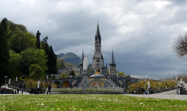 Frankrike, Lourdes. Utsikt över domkyrkan i Lourdes — Stockfoto