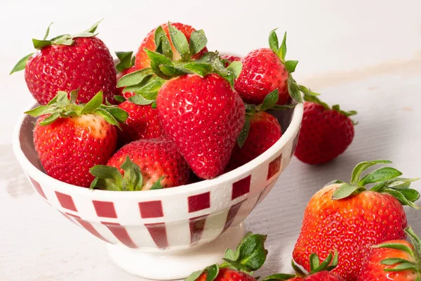 Close up of bowl of strawberries — Stock Photo, Image