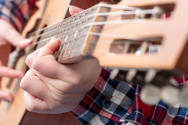 Close-up of a young woman's hands playing guitar — Stock Photo, Image