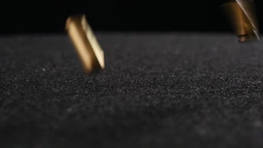 Kurşun, kartuş, cephane, mühimmat yere düşmek 