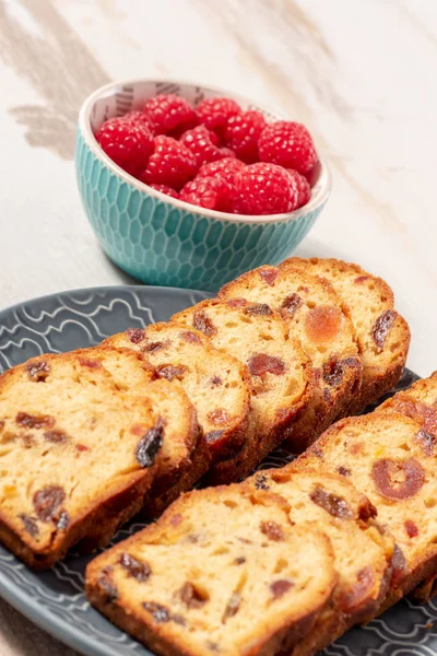 Heerlijk gedroogde vruchten cake met frambozen — Stockfoto