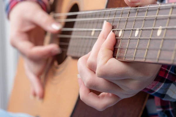 Close-up of a young woman's hands playing guitar — Stock Photo, Image