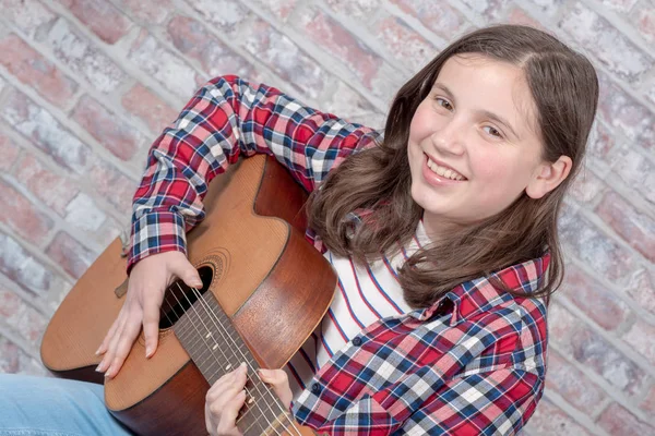 Sonriente adolescente jugando guitarra —  Fotos de Stock