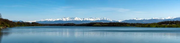 Gabas-See mit den Pyrenäen im Hintergrund — Stockfoto