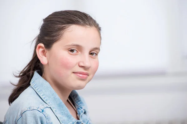 Portrait of a smiling teenage girl — Stock Photo, Image