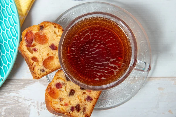 Csésze tea aszalt gyümölcs torta — Stock Fotó