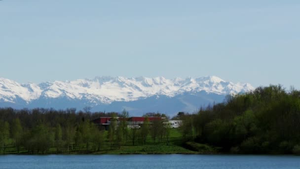 湖与比利牛斯山脉山在背景上 — 图库视频影像