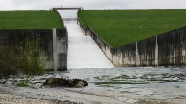 ダムの水の流れ — ストック動画