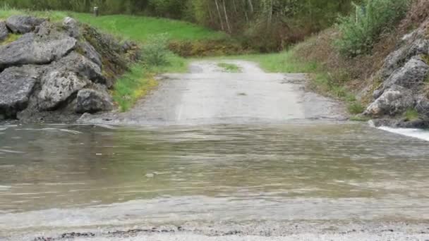 Kleine Straße Bei Hochwasser Vom Fluss Überflutet — Stockvideo