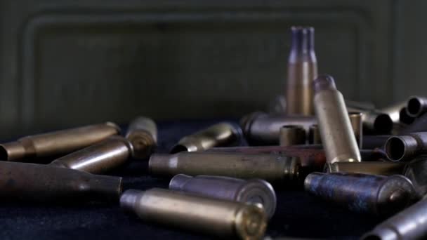 Balles Munitions Placées Sur Une Table Noire — Video