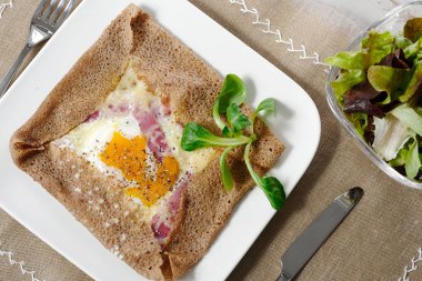 Yumurta beyaz plaka ile Breton krep