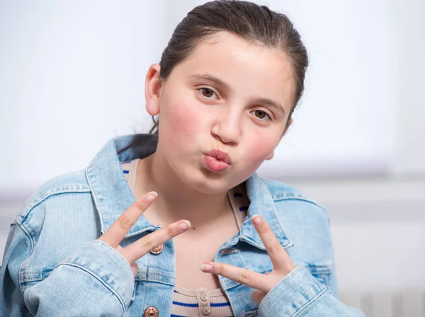 Retrato de un adolescente con una chaqueta vaquera —  Fotos de Stock