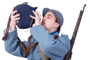1918 Fransız asker beyaz üzerine onun kabağı içme