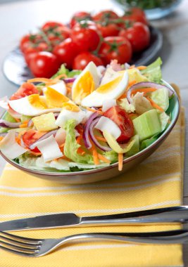 Tabak sebze salatası yumurta