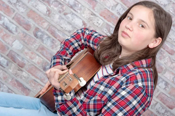 Smiling teenager playing guitar — Stock Photo, Image